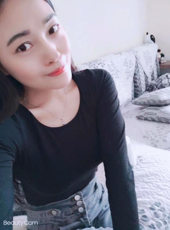 身材苗条的年轻妹子